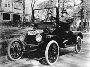 Ford-T-Detroit-Michigan-Etats-Unis. La Ford T est apparue sur le marché américain pour la première fois le 1er octobre 1908. Comme aimait le dire Henry Ford, cette « voiture universelle », a « mis l’Amérique sur les roues », et a fait le tour du Monde. Dans les années 20 la Ford T représente plus de la moitié de la production mondiale. Pour 825 $, soit à peine plus de 600 euros, chaque famille américaine peut se doter d’une voiture. Ce prix d’achat si attractif se justifie par une production à la chaîne : le temps de fabrication de la Ford T se divise par quatre ! Ses 20 chevaux et ses 70km/h nous font sourire, mais représentaient pour l’époque, l’ivresse de pouvoir se déplacer à relativement vive allure. C’était le rêve américain…