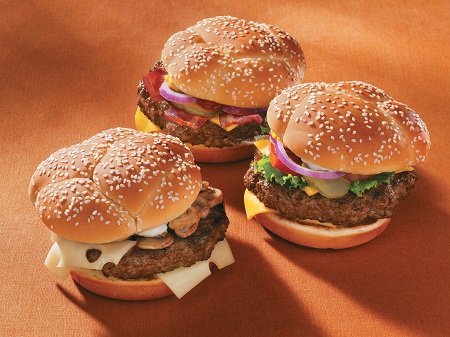 Hamburger-steak-pur-beuf-fromage-oignons-tomate-cornichons-bacon-hamburger-Dallas-Texas-Etats-Unis.