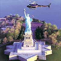 Statue de la Liberté, New-York, Etats-Unis.Frédéric Auguste Bartholdi, né à Colmar le 2 août 1834,  Bartholdi se rendra aux Etats-Unis afin de concrétiser son projet de monument  pour l'amitié Franco-Américaine.Le sculpteur choisira l'île de Bedloe, située en face de la presqu'île de Manhattan.