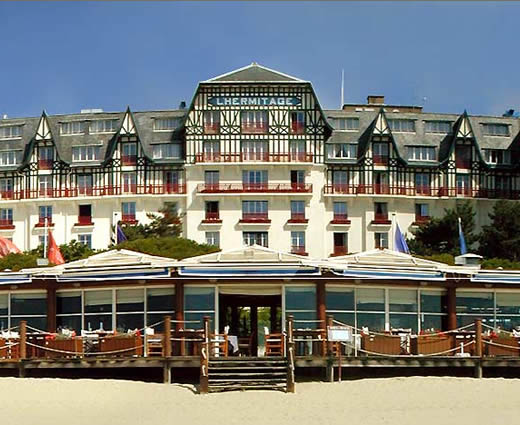 Hotel L'Hermitage: L'hôtel "L'Hermitage" est l'établissement de grand luxe de La Baule ; cet imposant Palace des années 20, à l'entrée de la plage Benoit donne directement sur la mer et la haute bâtisse à colombages est visible de loin. 