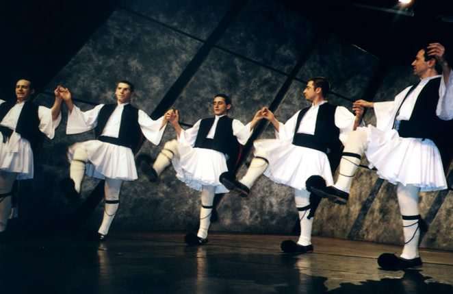 Sirtaki, En Grèce, il n'y a pas que le Sirtaki. En fait, le Sirtaki est une danse grecque mais qui porte un autre nom : le Chasaposervico, une danse traditionnelle plus compliquée et rapide que son adaptation dans Zorba le Grec, Zorba le Grec fut écrit par le Crétois Nikos Kazantakis et composé par Théodorakis